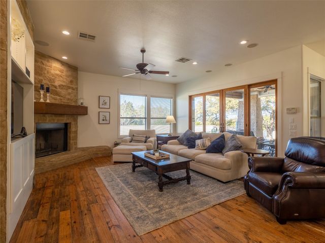 14 Autumn Oaks DR, The Hills, TX 78738