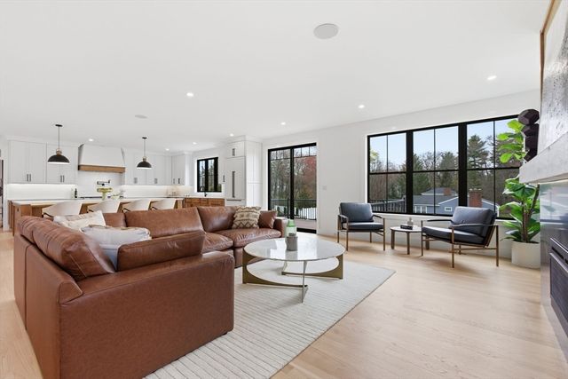 5 Lisa St, Burlington, MA 01803