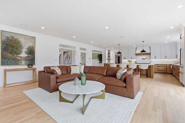 5 Lisa St, Burlington, MA 01803