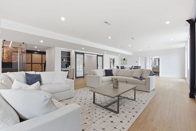 5 Lisa St, Burlington, MA 01803