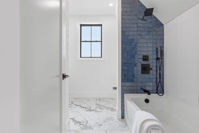 5 Lisa St, Burlington, MA 01803