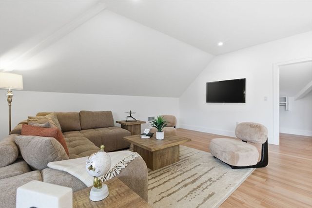 5 Lisa St, Burlington, MA 01803