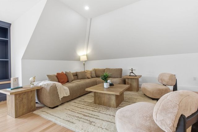 5 Lisa St, Burlington, MA 01803