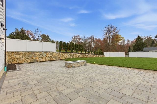 5 Lisa St, Burlington, MA 01803