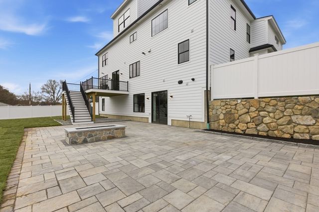 5 Lisa St, Burlington, MA 01803