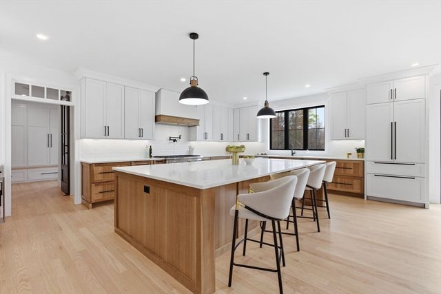 5 Lisa St, Burlington, MA 01803