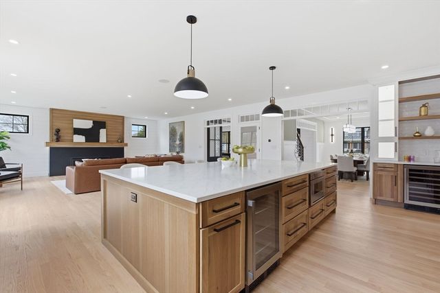 5 Lisa St, Burlington, MA 01803