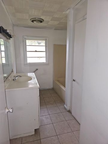 1743 Acadian Dr, Houma, LA 70363