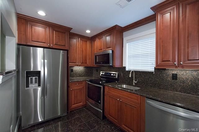 100 Villa D'est Drive B-14, Coram, NY 11727