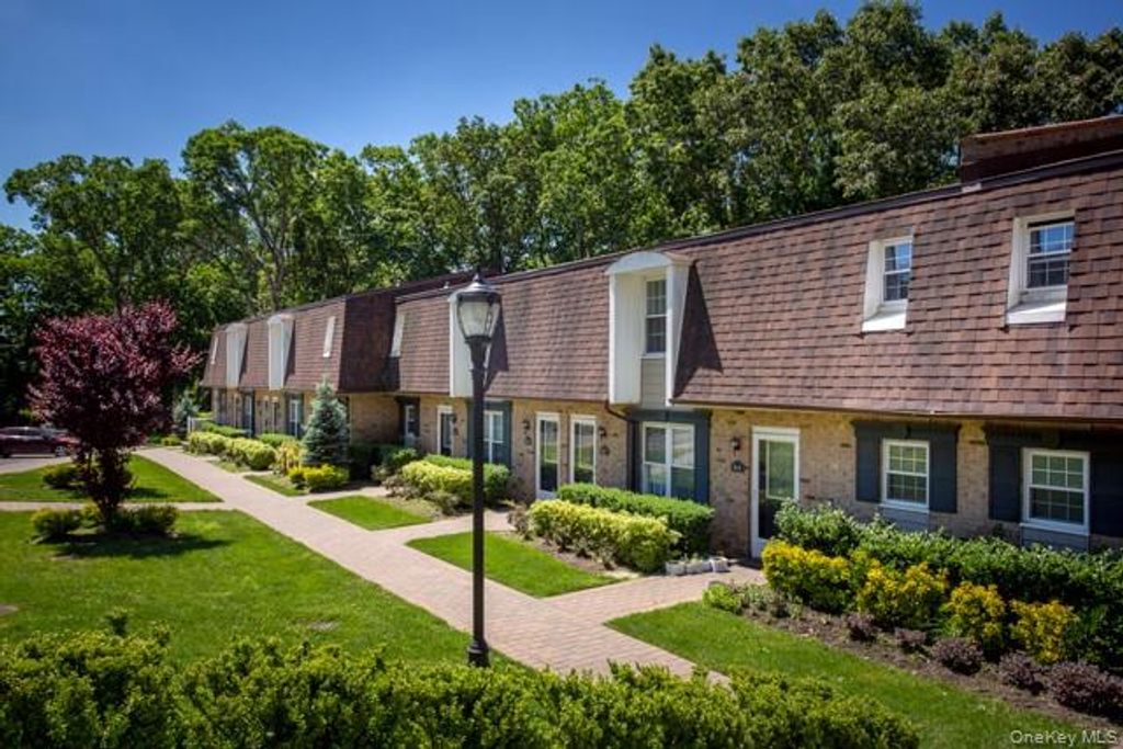 100 Villa D'est Drive B-14, Coram, NY 11727