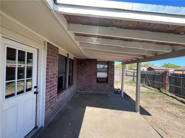702 Saint Bernadine Dr, Corpus Christi, TX 78418