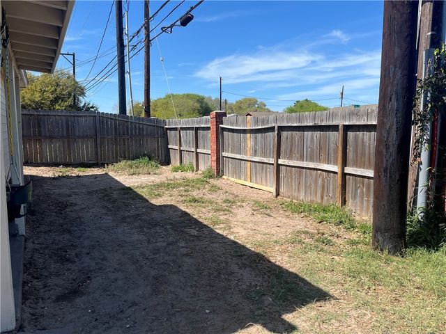702 Saint Bernadine Dr, Corpus Christi, TX 78418