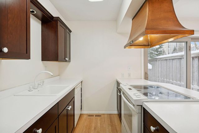 6381 Barrie Road 0120, Edina, MN 55435