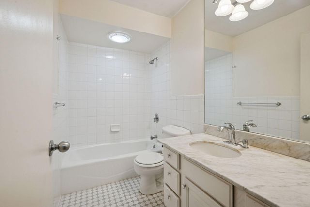 6381 Barrie Road 0120, Edina, MN 55435