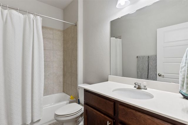 557 Twisted Oaks LN, Buda, TX 78610