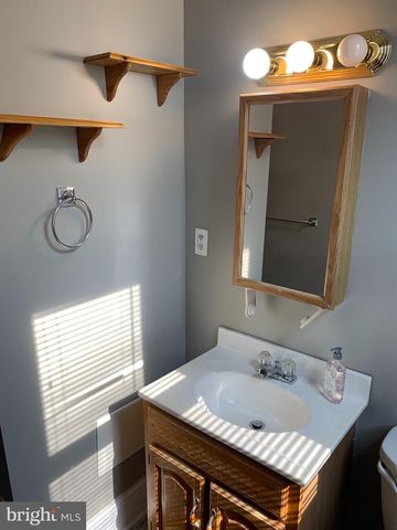 15 SEATON PL NW #1, Washington, DC 20001