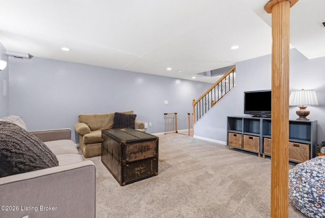 9409 Sue Helen Dr, Louisville, KY 40299