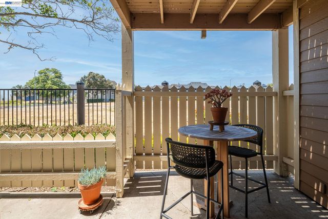 197 Lakeshore Ct, Richmond, CA 94804