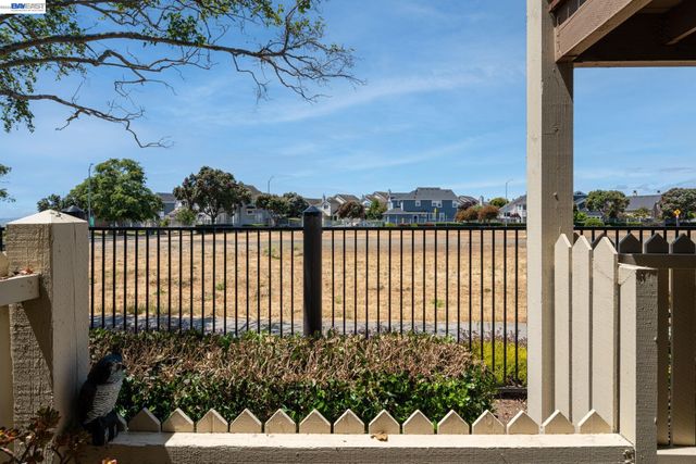 197 Lakeshore Ct, Richmond, CA 94804