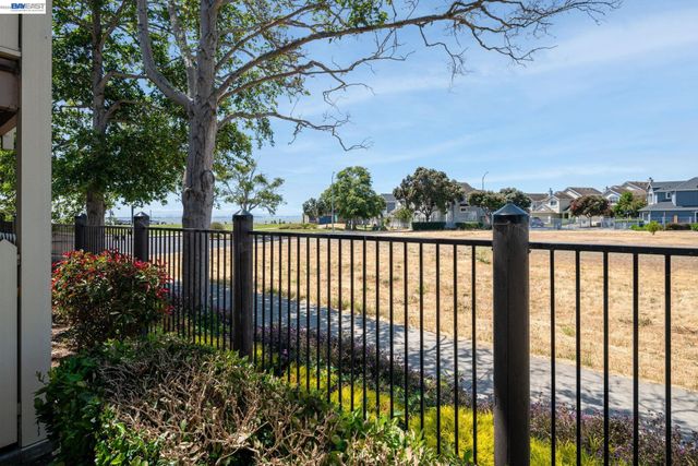 197 Lakeshore Ct, Richmond, CA 94804