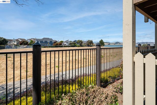 197 Lakeshore Ct, Richmond, CA 94804