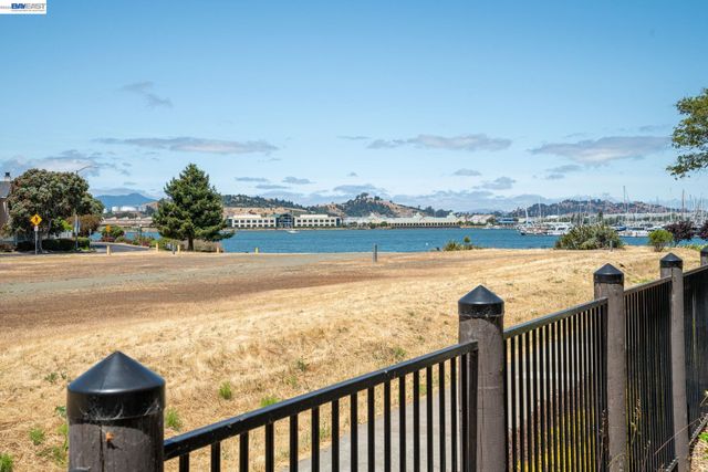 197 Lakeshore Ct, Richmond, CA 94804