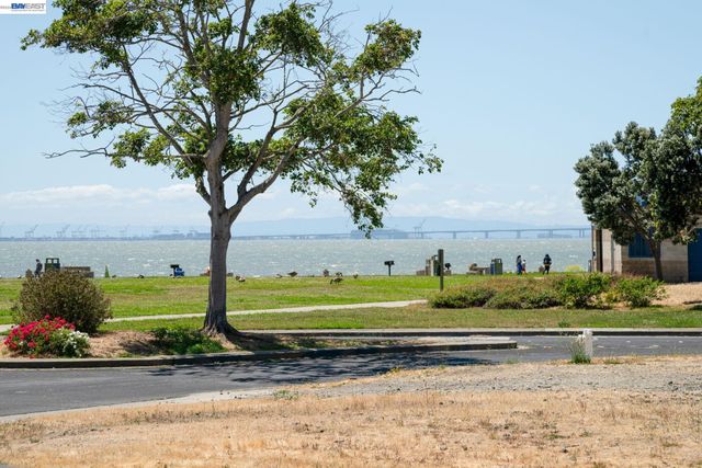 197 Lakeshore Ct, Richmond, CA 94804