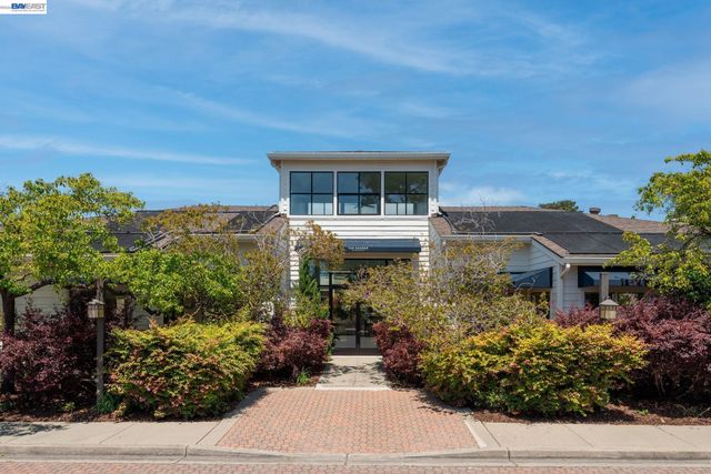 197 Lakeshore Ct, Richmond, CA 94804