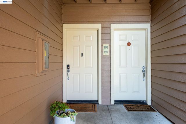 197 Lakeshore Ct, Richmond, CA 94804
