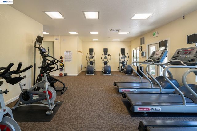 197 Lakeshore Ct, Richmond, CA 94804