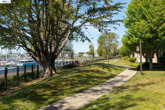 197 Lakeshore Ct, Richmond, CA 94804