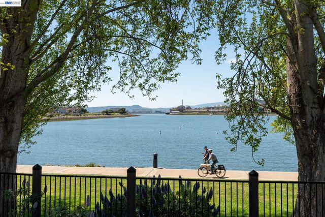 197 Lakeshore Ct, Richmond, CA 94804