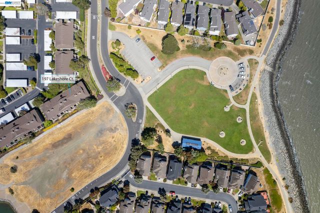 197 Lakeshore Ct, Richmond, CA 94804