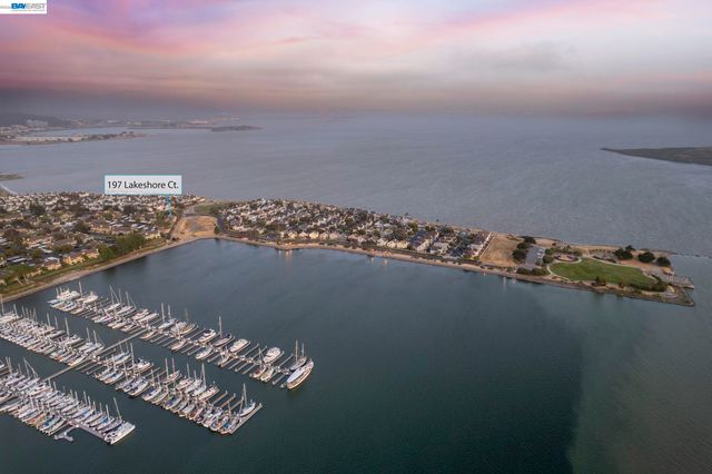 197 Lakeshore Ct, Richmond, CA 94804