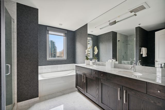 160 E Illinois Street 2006, Chicago, IL 60611