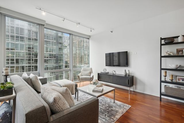 160 E Illinois Street 2006, Chicago, IL 60611