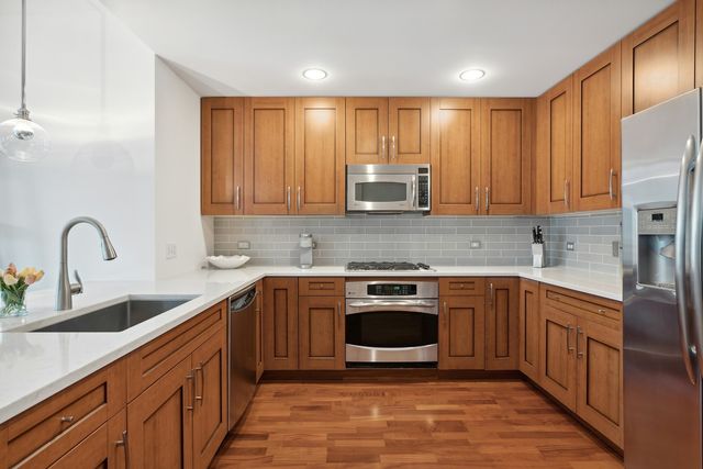 160 E Illinois Street 2006, Chicago, IL 60611