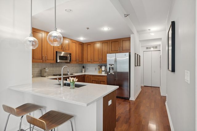 160 E Illinois Street 2006, Chicago, IL 60611