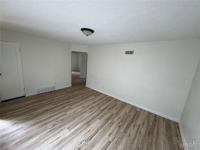 9815 Vickie Place, St Louis, MO 63136