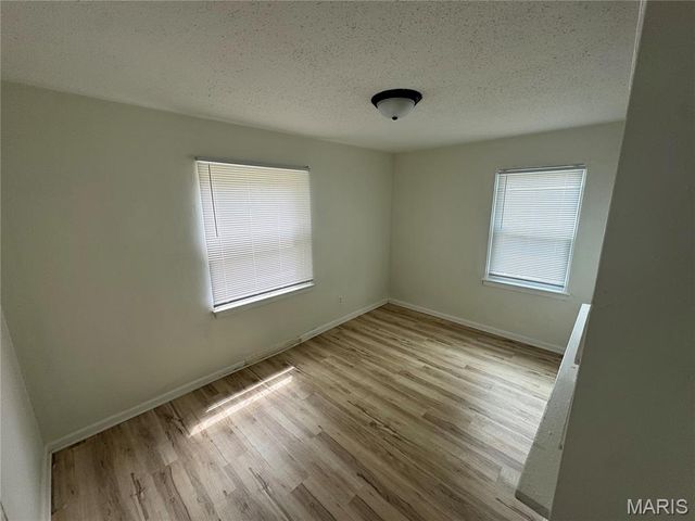 9815 Vickie Place, St Louis, MO 63136