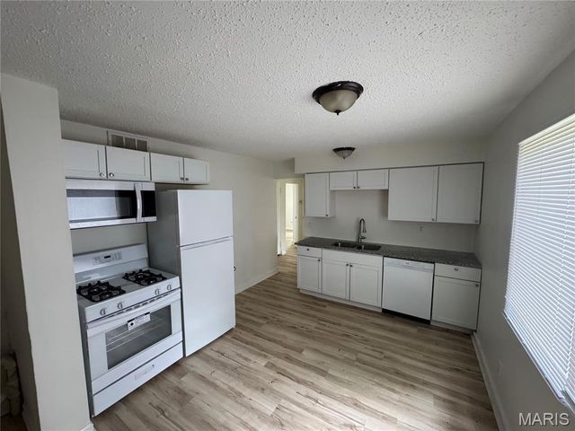 9815 Vickie Place, St Louis, MO 63136