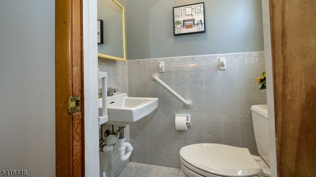 96 Lions Head Dr, Wayne Twp., NJ 07470