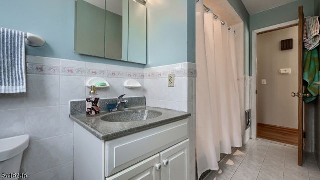 96 Lions Head Dr, Wayne Twp., NJ 07470