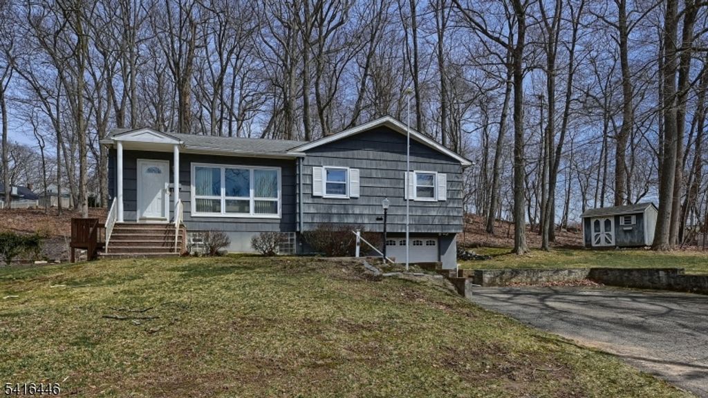96 Lions Head Dr, Wayne Twp., NJ 07470