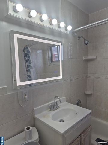 1499 Terrace Circle 4, Teaneck, NJ 07666