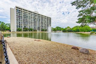 2005 S Finley Road 704, Lombard, IL 60148