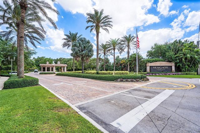 4877 Pineview Circle, Delray Beach, FL 33445