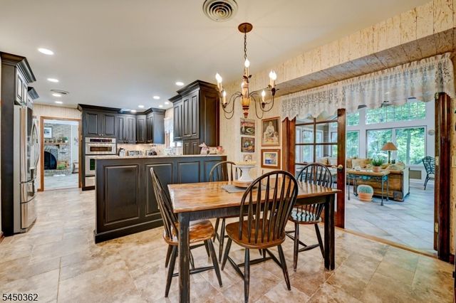 30 Cherry Tree Ln, Kinnelon Boro, NJ 07405
