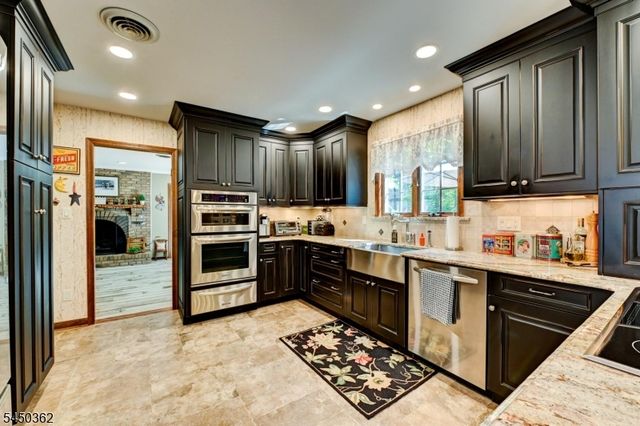 30 Cherry Tree Ln, Kinnelon Boro, NJ 07405