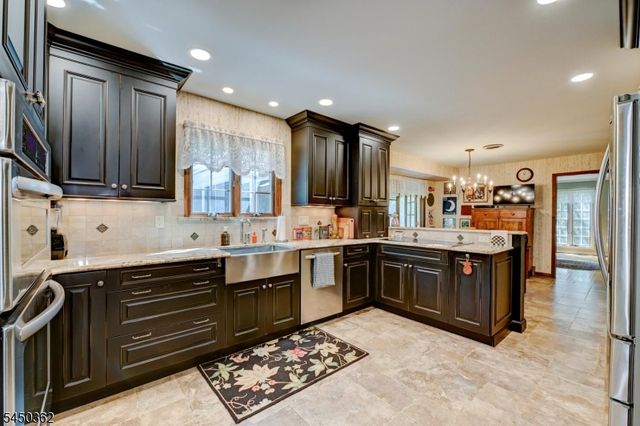 30 Cherry Tree Ln, Kinnelon Boro, NJ 07405